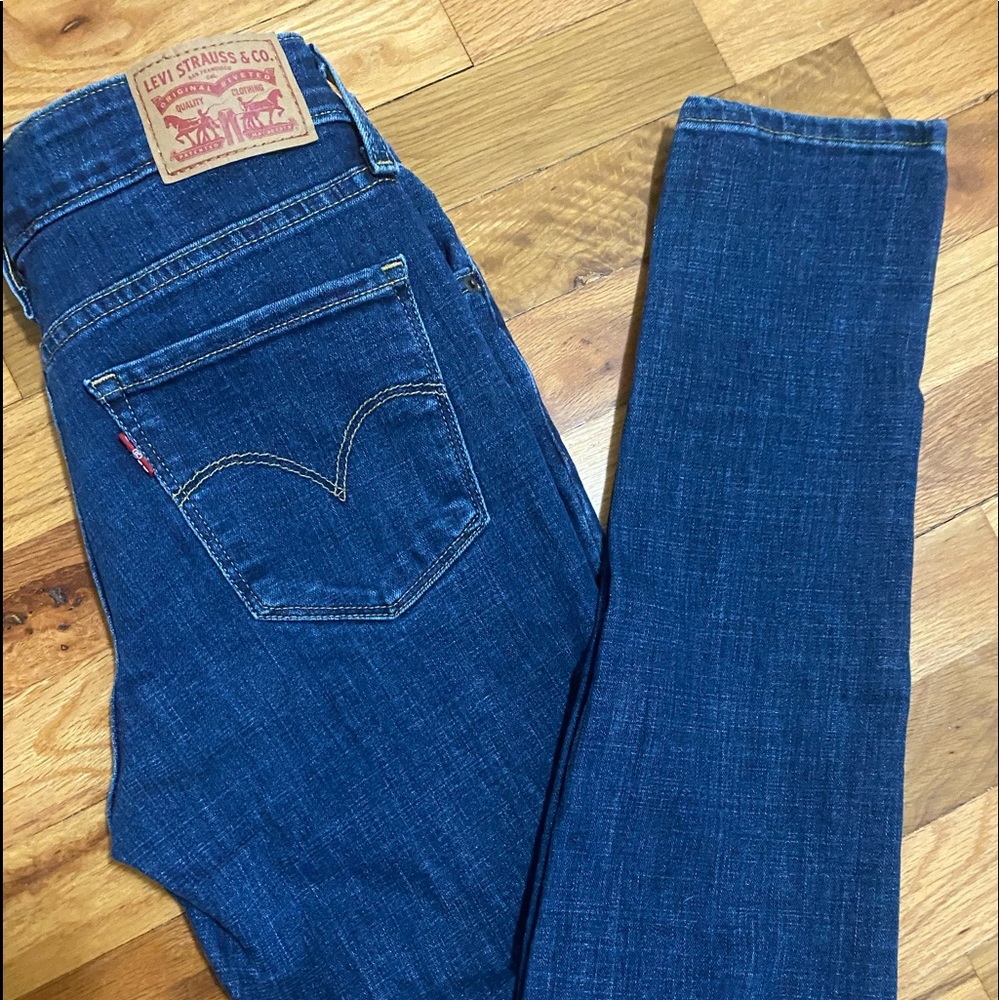 Distressed Levis 711 skinny jeans